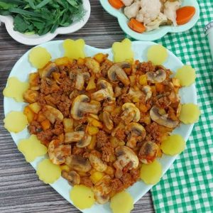 خوراک گوشت و قارچ و سیب زمینی