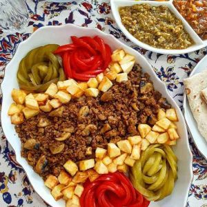 خوراک گوشت و قارچ و سیب زمینی